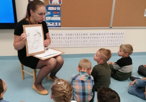 nauczyciel prezentuje ilustrację